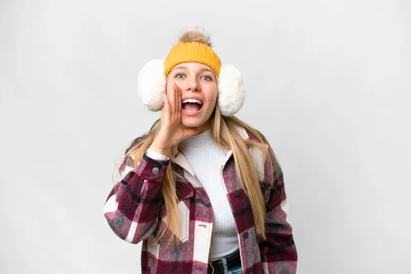 Młoda Ładna Blondynka Nosi Zimowe Mufy Odizolowanym Białym Tle Krzycząc — Zdjęcie stockowe
