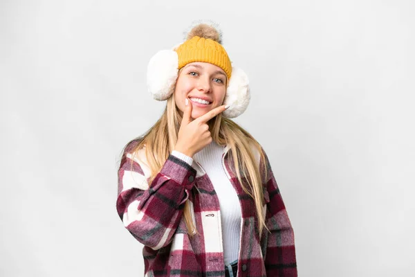 Młoda Ładna Blondynka Nosi Zimowe Mufy Odizolowanym Białym Tle Uśmiechnięta — Zdjęcie stockowe