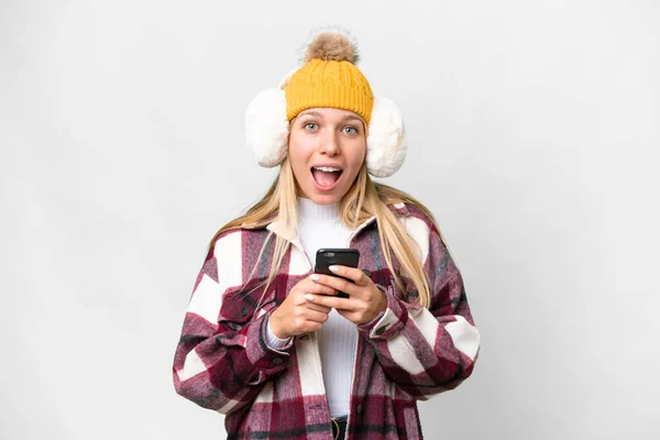 Młoda Ładna Blondynka Ubrana Zimowe Mufy Białym Tle Zaskoczona Wysyłając — Zdjęcie stockowe