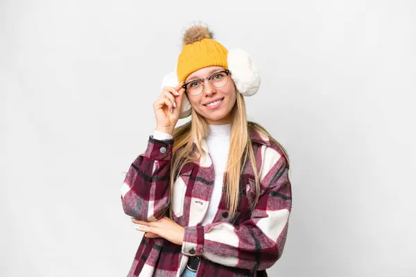 Młoda Ładna Blondynka Nosi Zimowe Mufy Odizolowanym Białym Tle Okularami — Zdjęcie stockowe
