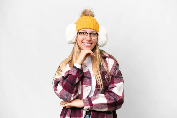 年轻漂亮的金发女人 戴着冬衣 戴着眼镜 面带微笑 站在孤独的白色背景上 — 图库照片
