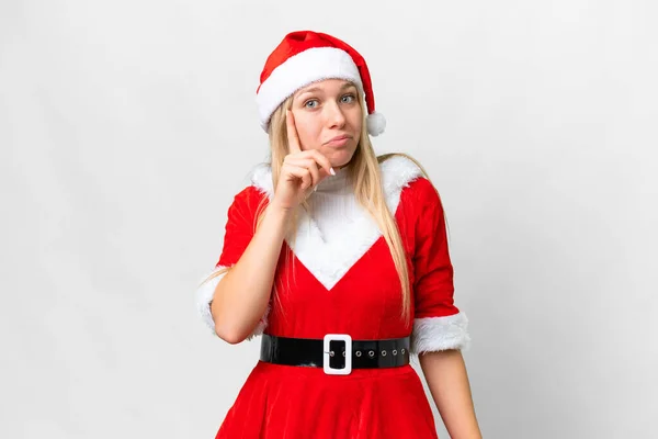 Junge Blonde Frau Mit Weihnachtsmütze Über Isoliertem Weißem Hintergrund Denkt — Stockfoto