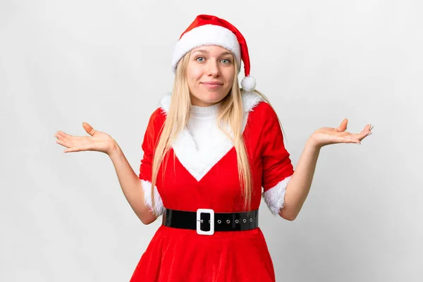 Молодая Блондинка Рождественской Шляпе Изолированном Белом Фоне Сомневается Поднимая Руки — стоковое фото