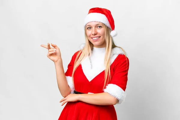 크리스마스 모자를 여자가 위에서 손가락으로 가리키고 — 스톡 사진