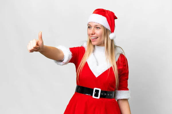 若いですブロンド女性とともにクリスマス帽子上の隔離された白い背景与えます親指アップジェスチャー — ストック写真