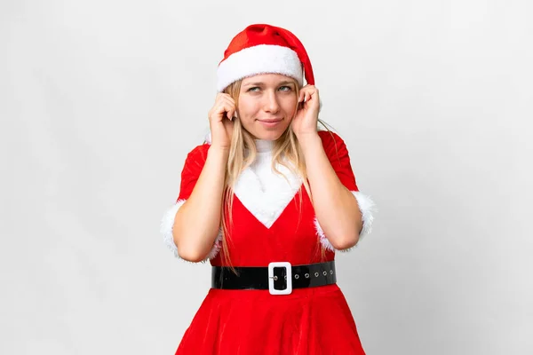 若いですブロンド女性とともにクリスマス帽子上の隔離された白い背景不満とカバー耳 — ストック写真