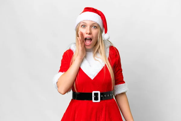 Молодая Блондинка Рождественской Шляпе Изолированном Белом Фоне Удивлением Шокированным Выражением — стоковое фото