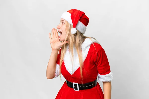 Junge Blonde Frau Mit Weihnachtsmütze Über Isoliertem Weißem Hintergrund Schreit — Stockfoto