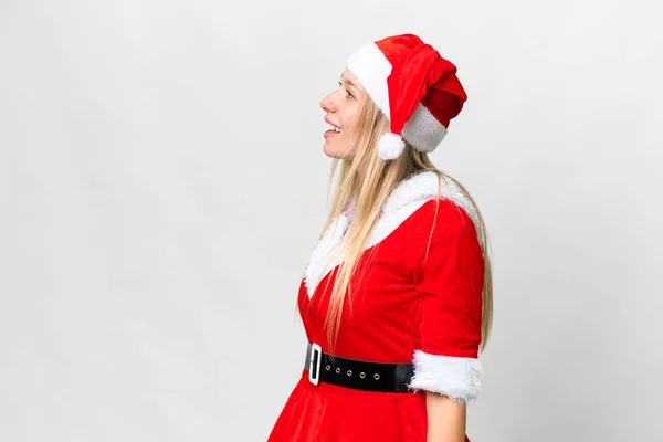Junge Blonde Frau Mit Weihnachtsmütze Über Isoliertem Weißem Hintergrund Lacht — Stockfoto