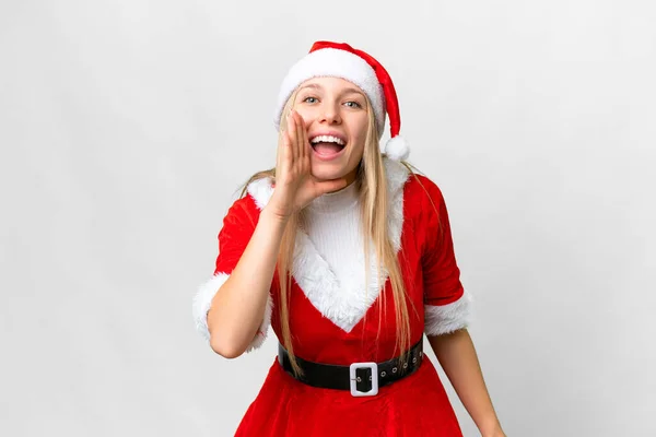Mladá Blondýna Žena Vánočním Kloboukem Přes Izolované Bílé Pozadí Křičí — Stock fotografie
