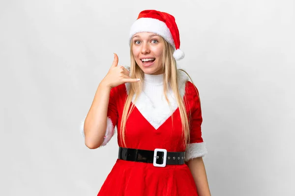 孤立した白い背景の上にクリスマスの帽子を持つ若いブロンドの女性は電話ジェスチャーを作る サインを呼んでくれ — ストック写真