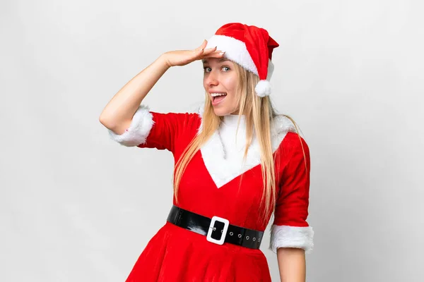 Молодая Блондинка Рождественской Шляпе Изолированном Белом Фоне Делает Неожиданный Жест — стоковое фото