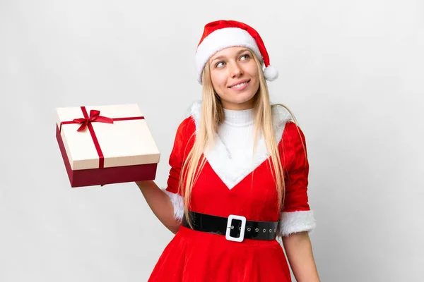 Junge Blonde Frau Mit Weihnachtsmütze Und Einem Geschenk Vor Isoliertem — Stockfoto