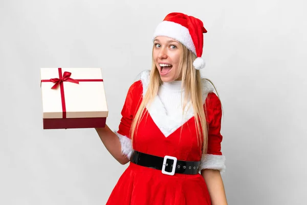 Giovane Donna Bionda Con Cappello Natale Tenendo Regalo Sfondo Bianco — Foto Stock