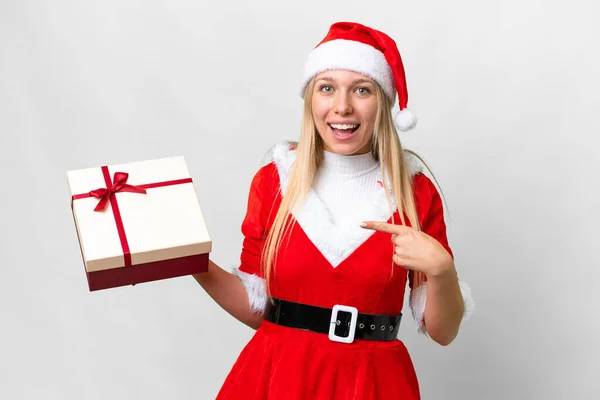 Молодая Блондинка Рождественской Шляпе Подарком Изолированном Белом Фоне Удивительным Выражением — стоковое фото