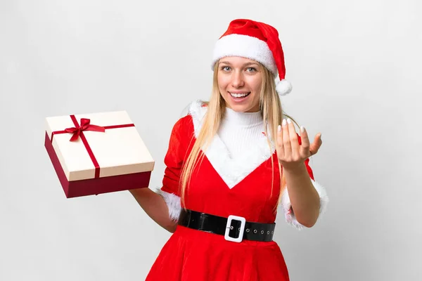 Молодая Блондинка Рождественской Шляпе Подарком Изолированном Белом Фоне Приглашает Прийти — стоковое фото