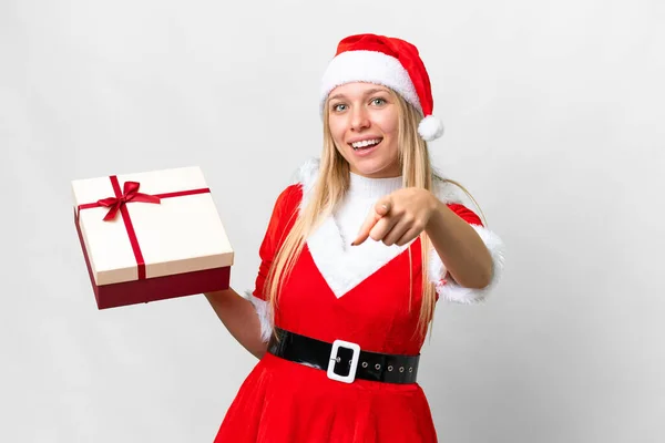 Jovem Loira Com Chapéu Natal Segurando Presente Sobre Fundo Branco — Fotografia de Stock