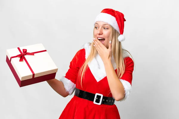 크리스마스 모자쓴 의외로 당황하고 충격받은 표정으로 선물을 — 스톡 사진