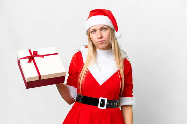Молода Блондинка Різдвяним Капелюхом Тримає Подарунок Над Ізольованим Білим Тлом — стокове фото