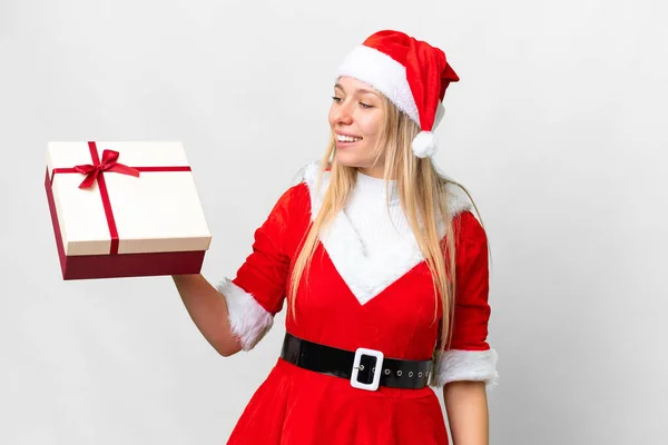 Молодая Блондинка Рождественской Шляпе Подарком Изолированном Белом Фоне Счастливым Выражением — стоковое фото