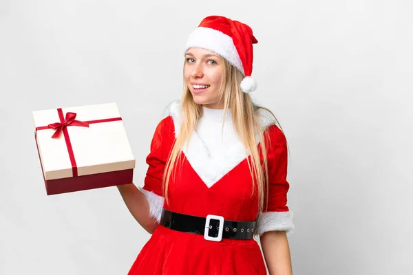 Молодая Блондинка Рождественской Шляпе Держа Руках Подарок Изолированном Белом Фоне — стоковое фото