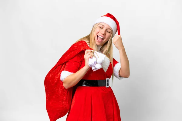 Молодая Блондинка Рождественской Шляпе Изолированном Белом Фоне Празднует Победу — стоковое фото