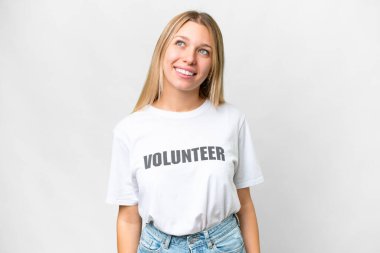 İzole edilmiş beyaz arka plan üzerinde genç gönüllü kadın yukarı bakarken bir fikir düşünüyor.