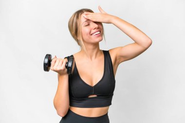 Sarışın sporcu kadın izole edilmiş beyaz arka plan üzerinde ağırlık kaldırıyor ve bir şey fark etti ve çözümü arıyor.