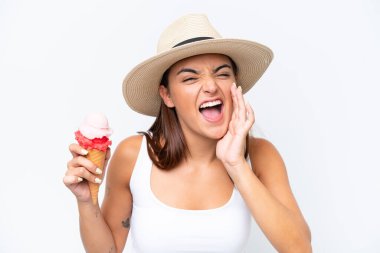Beyaz arka planda izole edilmiş kornet dondurmalı beyaz kadın ağzı açık bağırıyor.