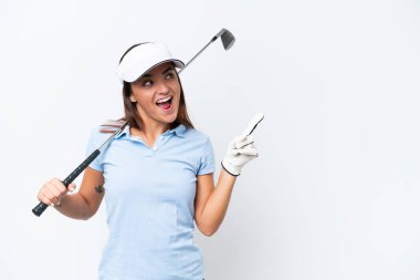 Beyaz arka planda golf oynayan beyaz tenli genç bir kadın çözümü bulmak için parmağını kaldırıyor.