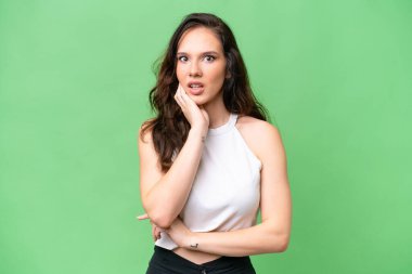 Kafkasyalı genç bir kadın, izole edilmiş arka planda şaşırmış ve şok olmuştu.