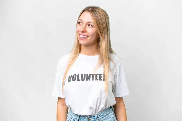 Mujer Voluntaria Joven Sobre Fondo Blanco Aislado Mirando Lado — Foto de Stock
