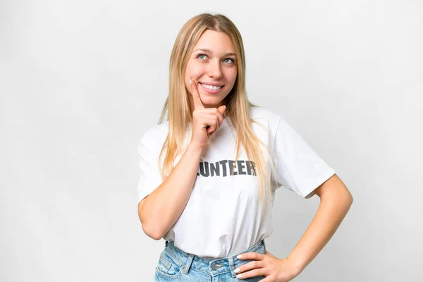 Joven Voluntaria Sobre Fondo Blanco Aislado Pensando Una Idea Mientras — Foto de Stock