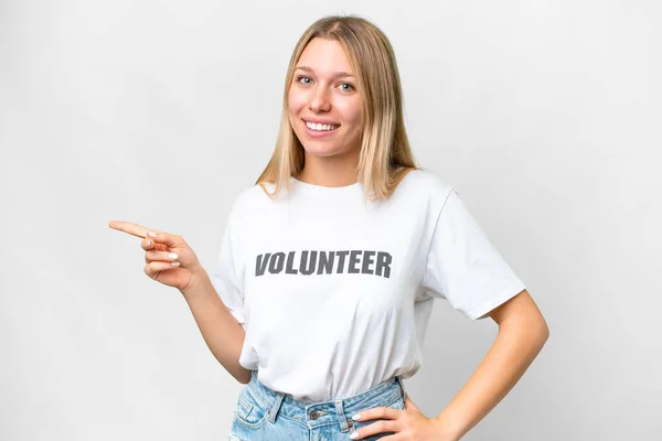 Joven Voluntaria Sobre Fondo Blanco Aislado Apuntando Con Dedo Hacia — Foto de Stock