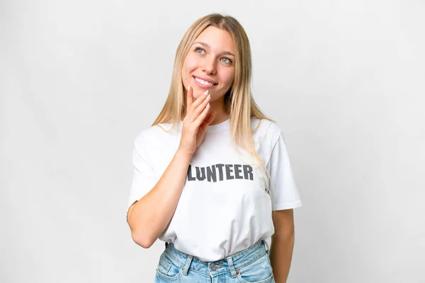Mujer Voluntaria Joven Sobre Fondo Blanco Aislado Mirando Hacia Arriba — Foto de Stock