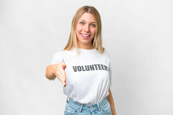 Junge Freiwillige Frau Vor Isoliertem Weißen Hintergrund Schüttelt Hände Ein — Stockfoto