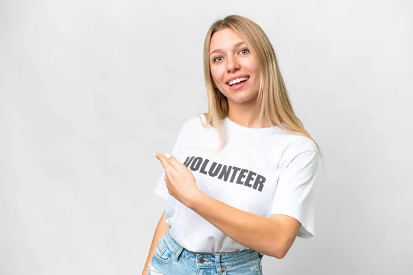 Mujer Voluntaria Joven Sobre Fondo Blanco Aislado Apuntando Hacia Atrás — Foto de Stock
