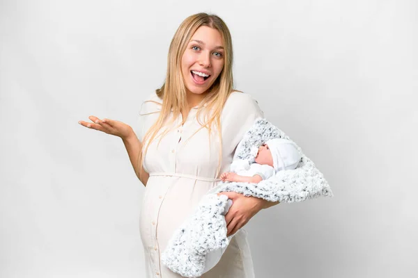 Joven Mujer Embarazada Bonita Con Bebé Recién Nacido Sobre Fondo — Foto de Stock