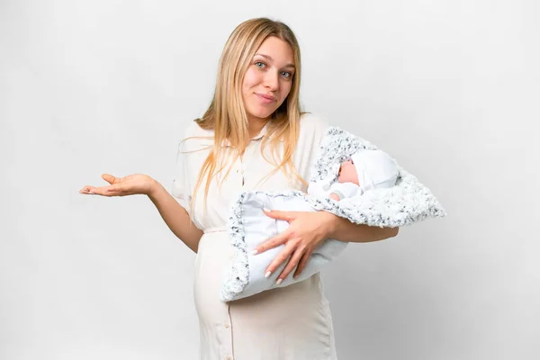 若いです可愛いです妊娠中女性とともに彼女の新生児上の隔離された白い背景作り疑問ジェスチャー作りながら肩を持ち上げ — ストック写真