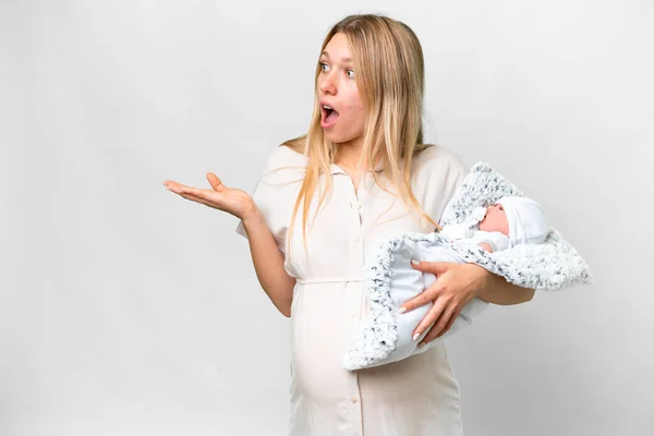 若いです可愛いです妊娠中の女性とともに彼女の新生児上の隔離された白い背景とともに驚き顔式 — ストック写真