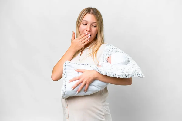 若いです可愛いです妊娠中の女性とともに彼女の新生児上の隔離された白い背景とともに驚きとショックを受けた顔の式 — ストック写真