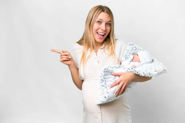 若いです可愛いです妊娠中の女性とともに彼女の新生児上の隔離された白い背景驚きと指摘指へザ側 — ストック写真