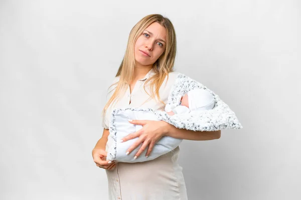 若いです可愛いです妊娠中の女性とともに彼女の新生児上の隔離された白い背景とともに悲しい式 — ストック写真