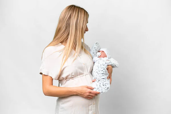 若いです可愛いです妊娠中の女性とともに彼女の新生児上の隔離された白い背景とともに幸せな式 — ストック写真