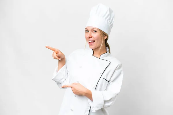 Jonge Chef Kok Vrouw Geïsoleerde Witte Achtergrond Verrast Wijzen Kant — Stockfoto
