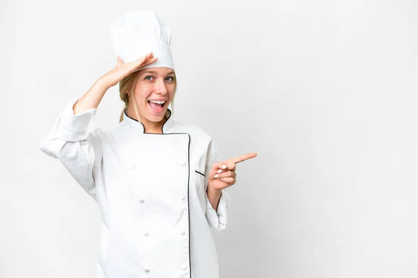 Joven Chef Mujer Sobre Aislado Fondo Blanco Sorprendido Señalando Dedo —  Fotos de Stock
