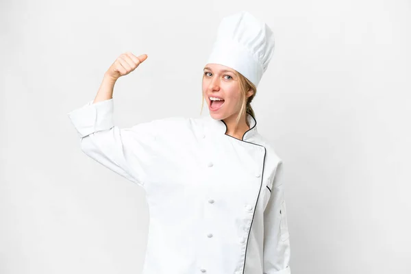 Jovem Chef Mulher Sobre Isolado Fundo Branco Fazendo Forte Gesto — Fotografia de Stock