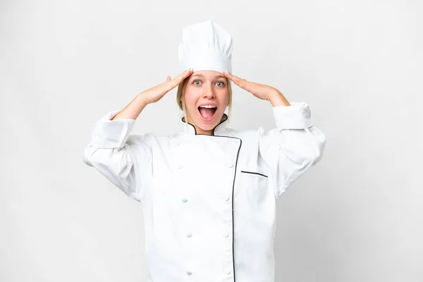 Giovane Chef Donna Sfondo Bianco Isolato Con Espressione Sorpresa — Foto Stock