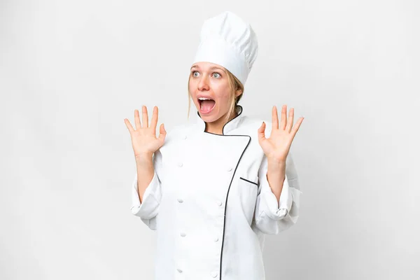 Mladý Kuchař Žena Nad Izolované Bílé Pozadí Překvapením Výraz Obličeje — Stock fotografie