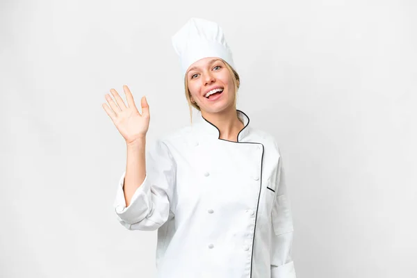年轻的厨师女人越过孤立的白色背景 手牵着手愉快地打招呼 — 图库照片